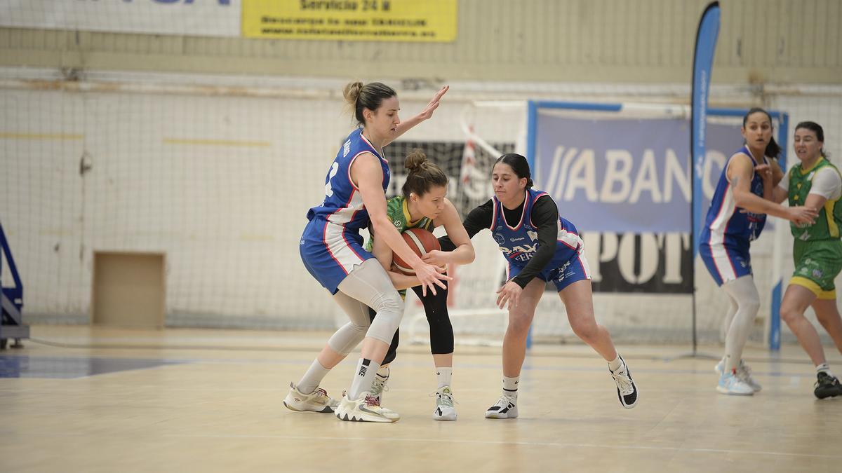 Radka Stasova es presionada por dos jugadoras rivales.