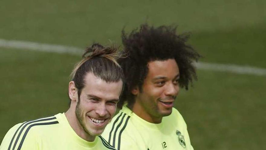 Bale, sonriente, junto a Marcelo en el entrenamiento de ayer.