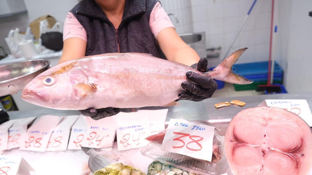 Ejemplar de pez limón en una pescadería.