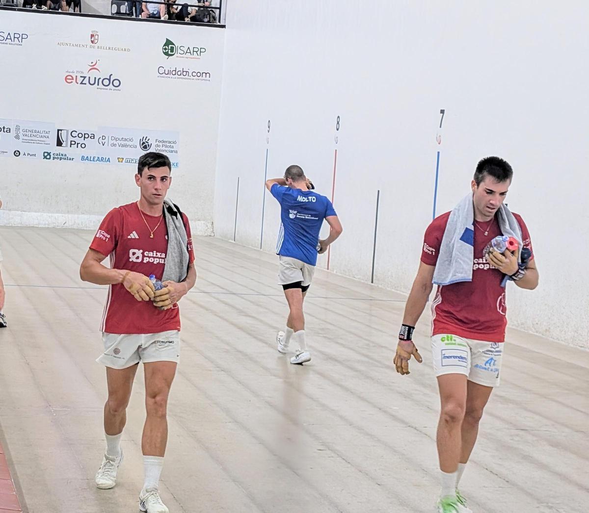 Salelles i Tonet IV caminant al dau de Bellreguard.