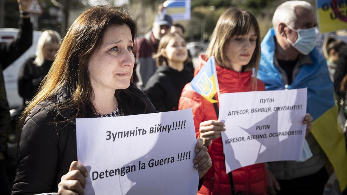 Ciudadanos ucranianos protestan en el consulado ruso de Barcelona