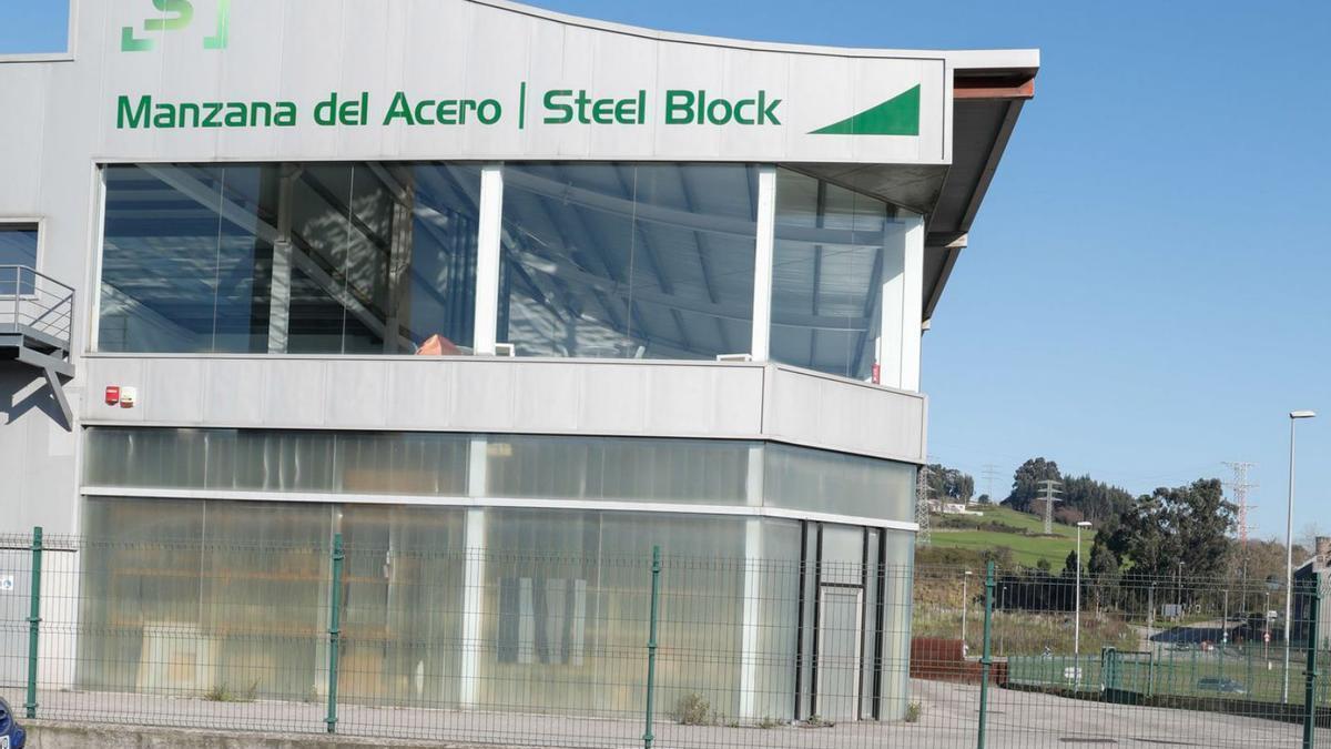 Fachada de la Manzana del Acero, centro de I+D de ArcelorMittal y la Fundación Idonial, en Avilés.