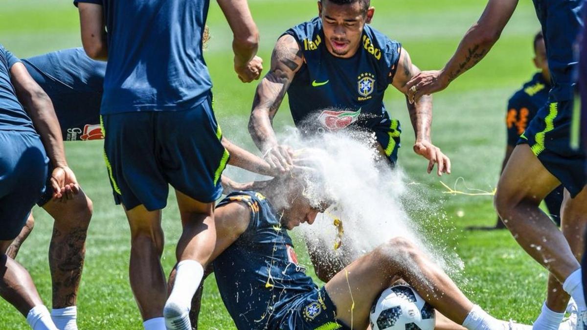 Neymar y Gabriel Jesús gastandole una broma a Coutinho