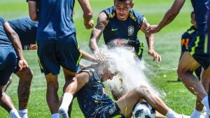 Neymar y Gabriel Jesús gastandole una broma a Coutinho