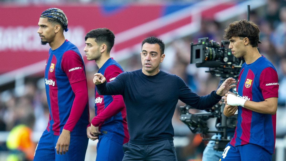 Xavi Hernández antes de dar salida al terreno de juego a Joao Félix, Pedri y Araujo