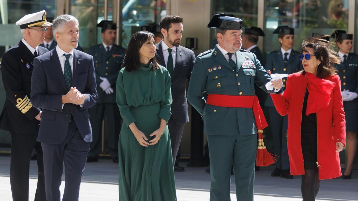 El ministro del Interior, Fernando Grande-Marlaska (1i); la nueva directora de la Guardia Civil, Mercedes González (2i), y la ministra de Defensa, Margarita Robles (1d), a su llegada a la toma de posesión de la nueva directora de la Guardia Civil,