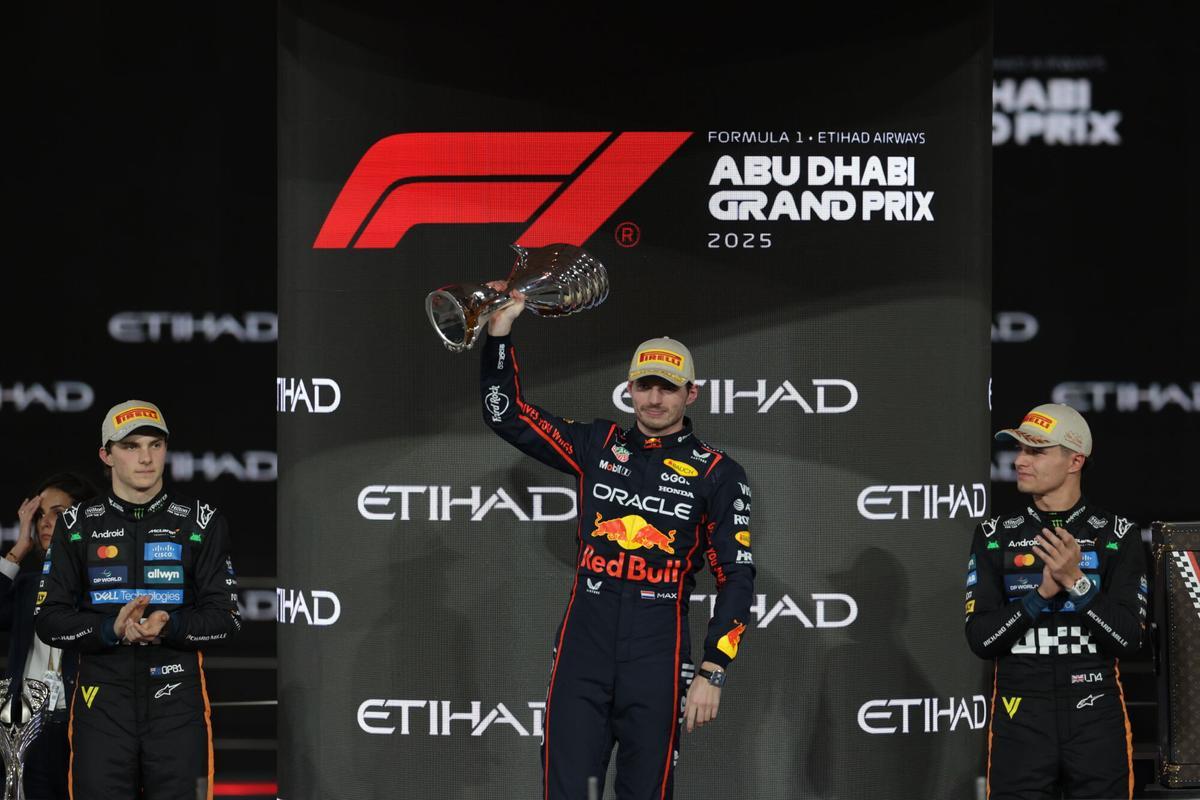 ABU DHABI (United Arab Emirates), 07/12/2025.- First placed Red Bull Racing driver Max Verstappen of Netherlands poses on the podium after the Formula One Abu Dhabi Grand Prix at the Yas Marina Circuit racetrack in Abu Dhabi, United Arab Emirates, 07 December 2025. (Fórmula Uno, Países Bajos; Holanda, Emiratos Árabes Unidos) EFE/EPA/ALI HAIDER