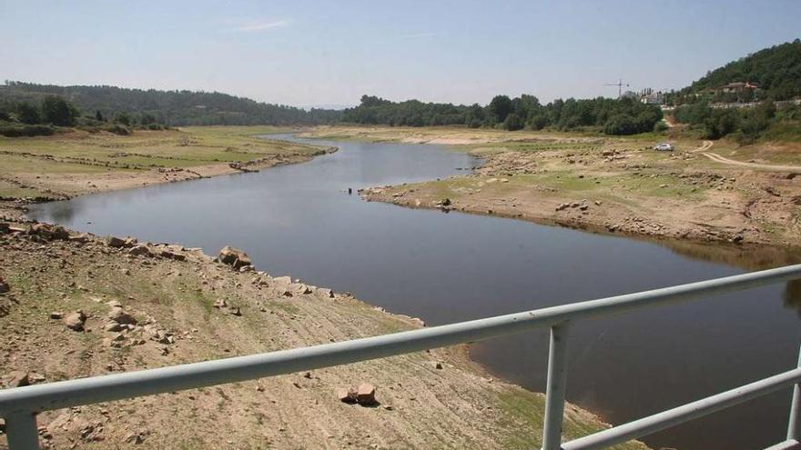 Estado que presentaba el embalse de Cachamuiña ayer, casi sin agua.