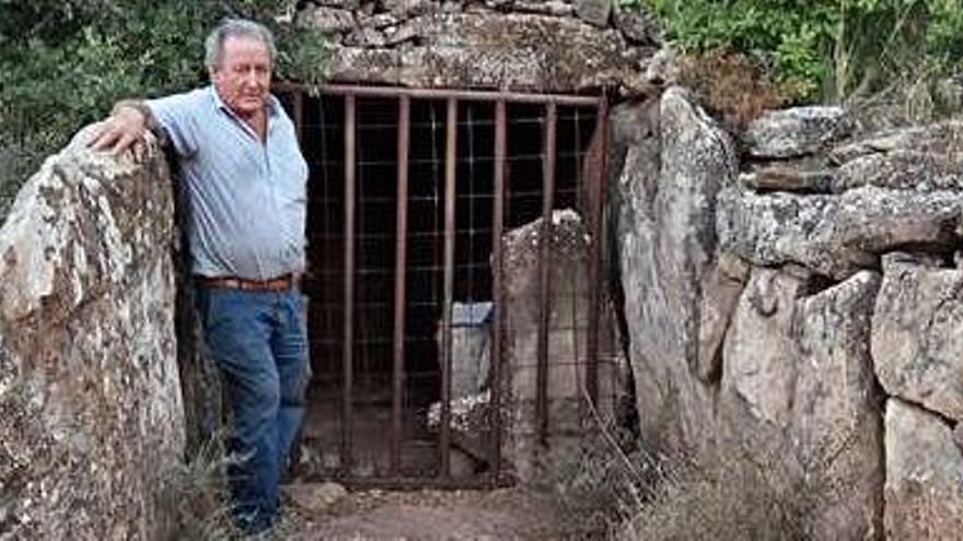Joan Viladomat, el propietari de la finca de la Vila, al costat del dolmen de Llanera