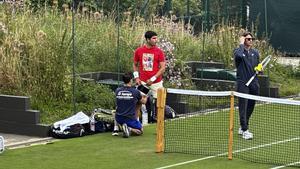 Alcaraz, con un vendaje en el muslo antes de un entrenamiento en Wimbledon.
