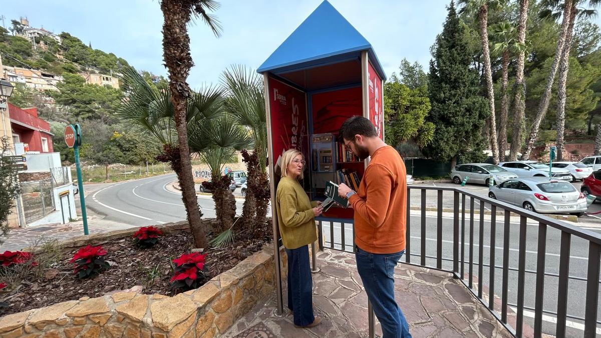 La alcaldesa de Serra, Alicia Tusón, y el concejal de Promoción Cultural, Borja Martínez, en el punto ‘cruza libros’.