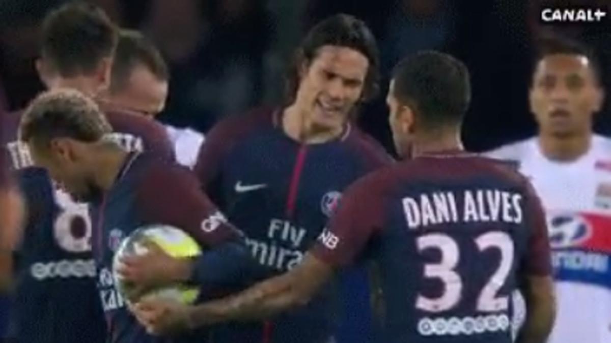 Alves intercedió en una de las disputas entre Cavani y Neymar