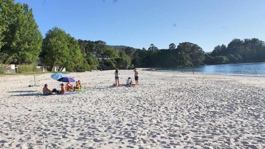 La playa de Lapamán, entre Bueu y Marín, tendrá este año bandera azul. // Santos Álvarez
