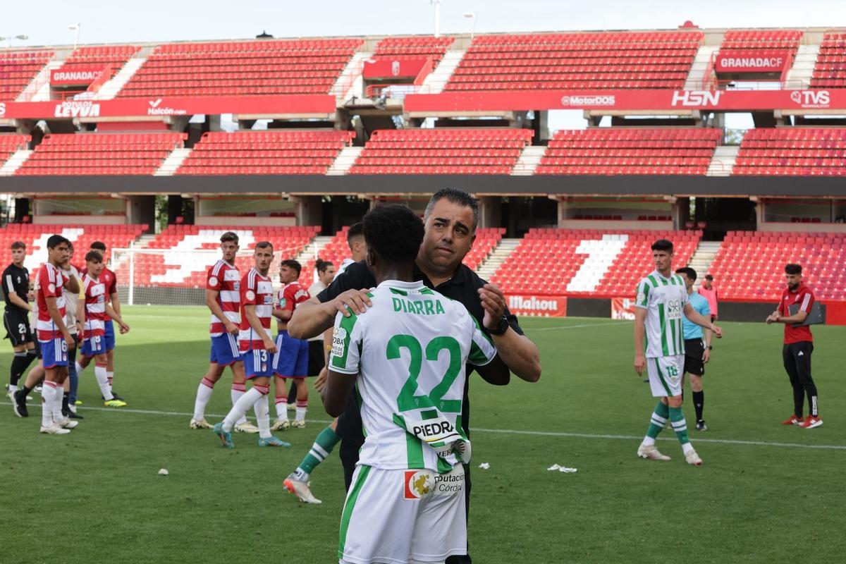 Germán Crespo, ex técnico del Córdoba CF, anima a Diarra tras la derrota en el Nuevo Los Cármenes.