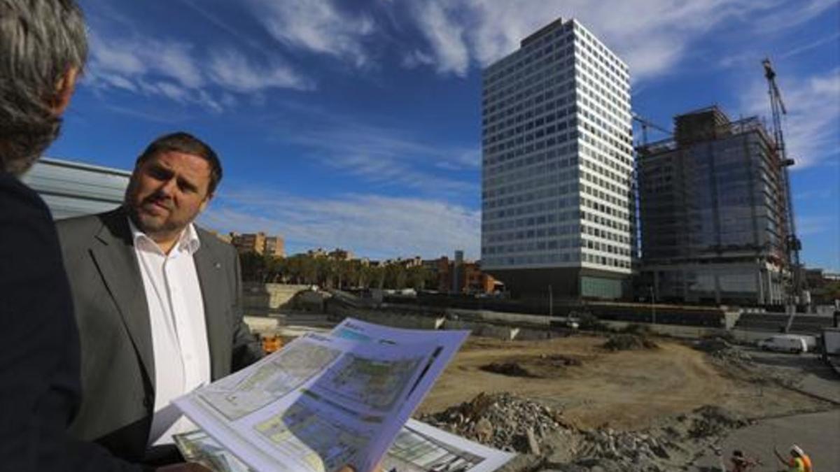 Planos 8Oriol Junqueras visita las obras de los futuros edificios, ayer.