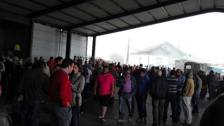 Asistentes a la feria de las ovejas de La Espina.