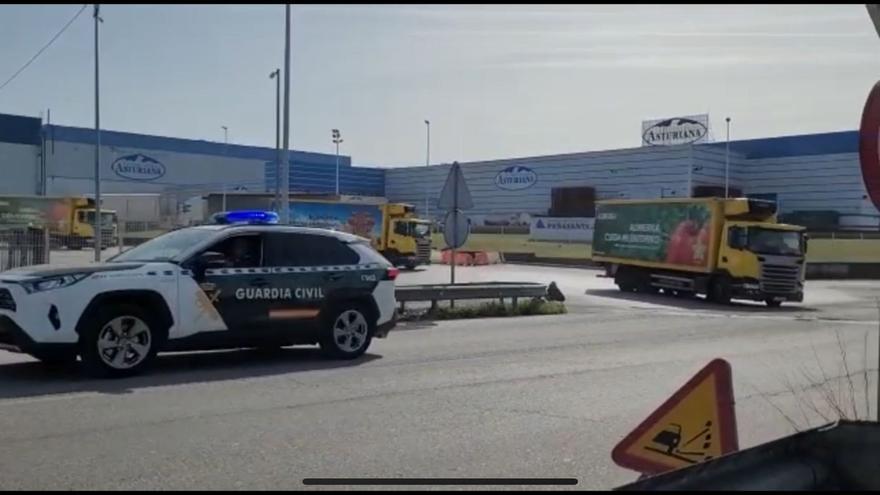 En vídeo: así fue el operativo de la Guardia Civil para escoltar los camiones de reparto en Asturias