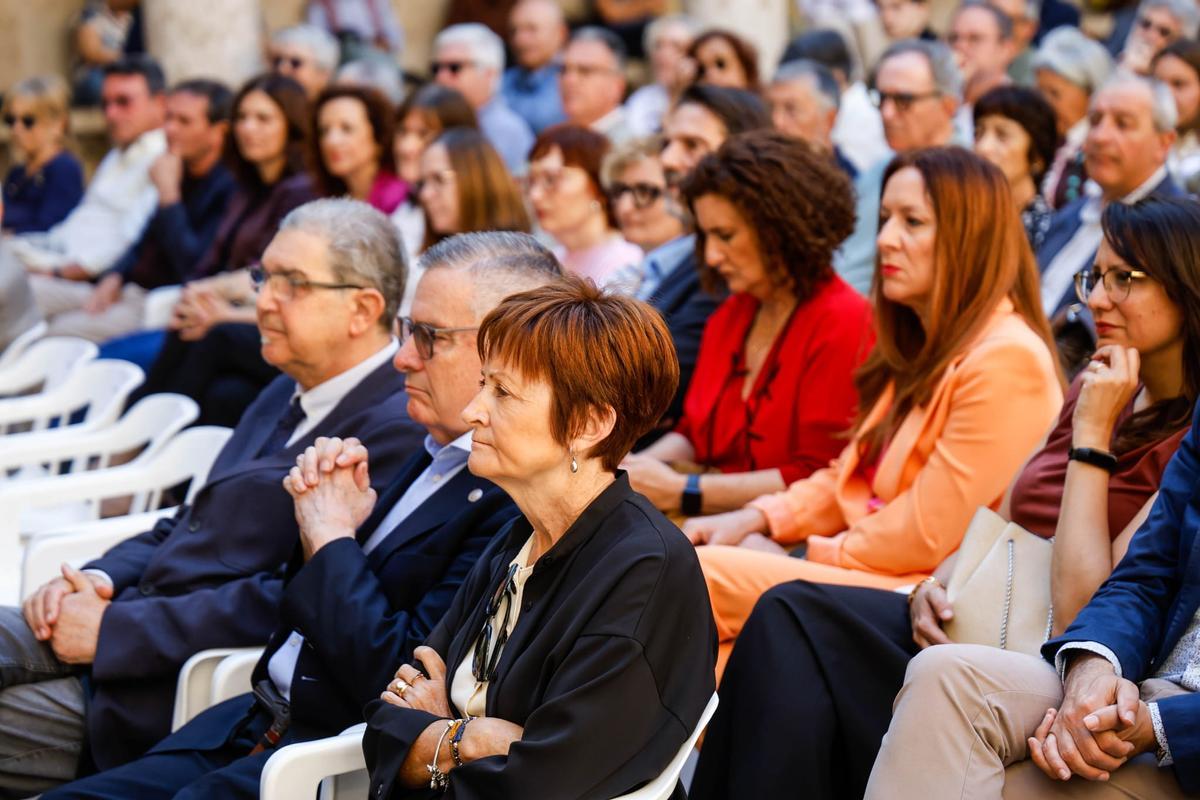 La exrectora Mavi Mestre, y otras autoridades durante el acto de la UV.