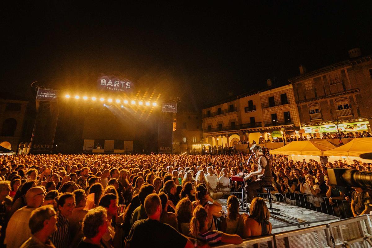 Concierto de Joan Dausà en el Barts Festival, en el escenario del Poble Espanyol