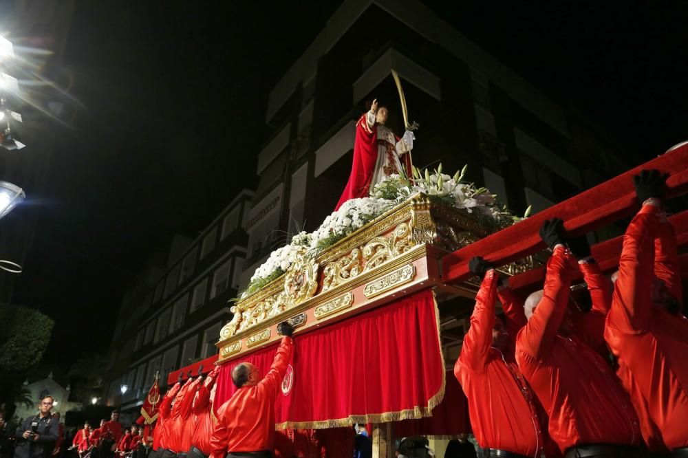 Algunas de las imágenes decanas de la Semana Santa se acercaron al mar y los paseos en Martes Santo