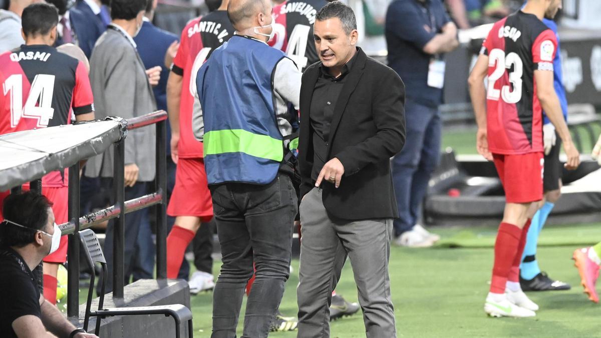 Sergi Escobar dialoga con su segundo Emilio Isierte, en el encuentro de su redebut ante el Rayo Vallecano en Castalía.