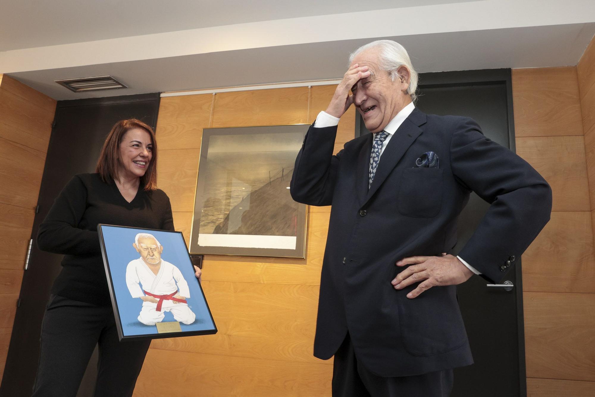El gesto de sorpresa de Taira al ver su caricatura, que le muestra Ángeles Rivero. | Irma Collín