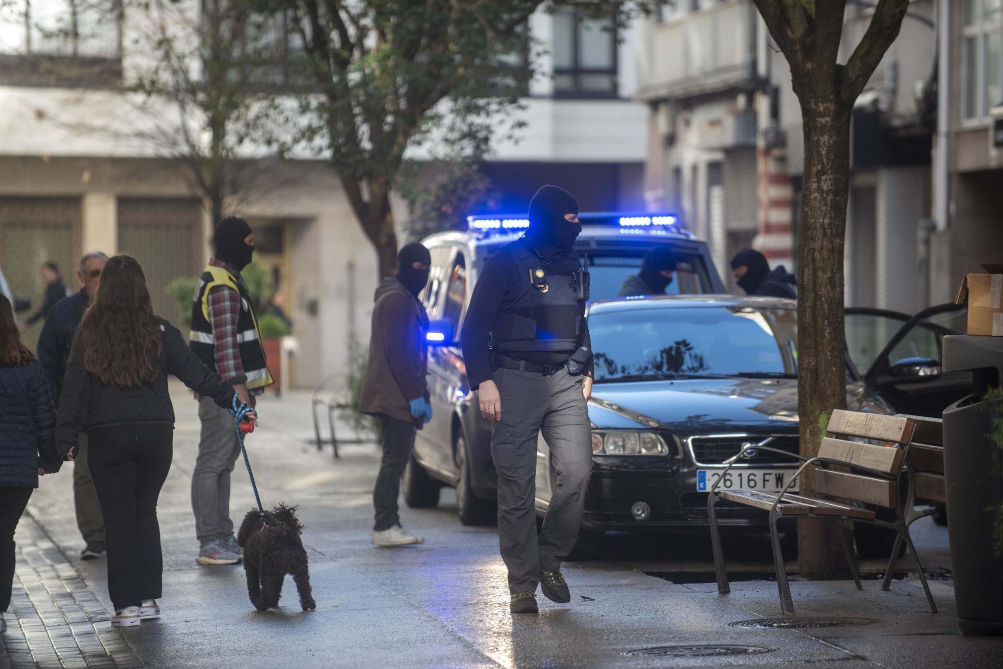La Policía Nacional registra varios domicilios en A Coruña relacionados con el menudeo de drogas