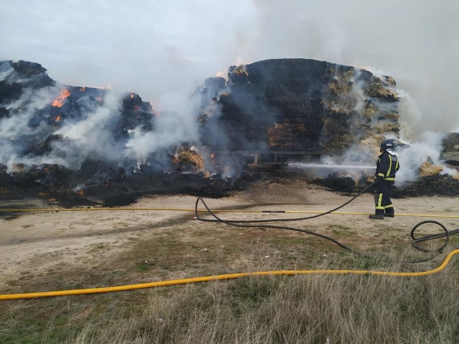 Las imágenes del incendio de un camión en N-122, a la altura de Muelas del Pan