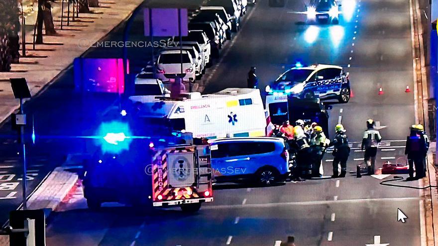 Un accidente entre un turismo y un taxi provoca desvíos en la calle Torneo de Sevilla