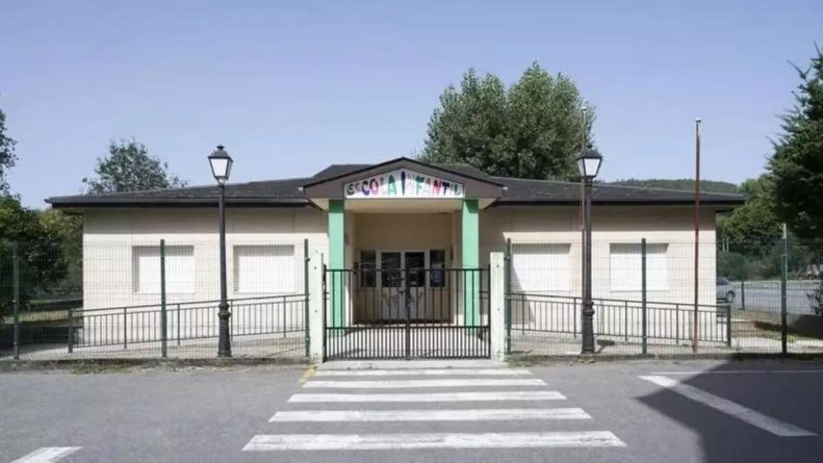 Entrada da escola infantil situada en Carcacía.