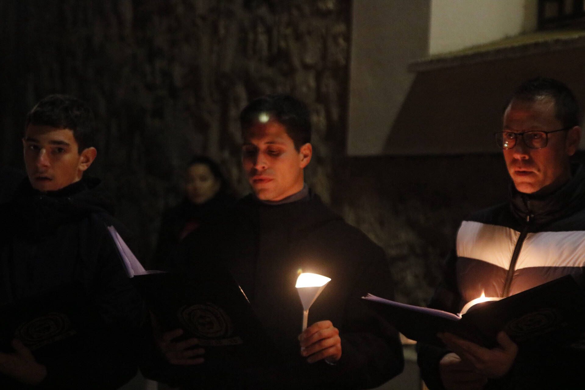 La procesión de las ánimas recorre el cementerio de San Atilano de Zamora con motivo de la noche de Difuntos y con la única iluminación de velas o faroles