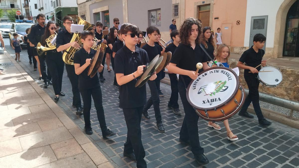 La Banda Jove del Centre Artístic Musical de Xàbia durante el pasacalle