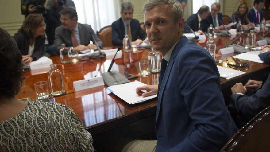 Alfonso Rueda, durante la reunión con el ministro Catalá, al fondo de la imagen.