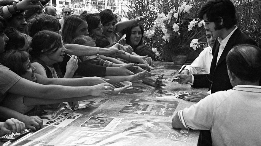 Carles Gámez retrata al músico transversal en &quot;Serrat. El canto libre&quot;