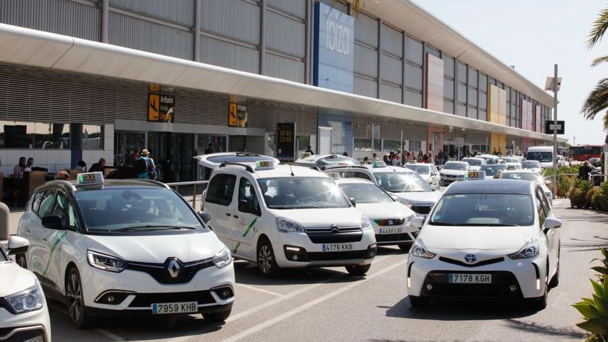 Un grupo de taxis esperan para cargar usuarios en la parada frente a la puerta de salida de pasajeros del aeropuerto de Eivissa. | J. A. RIERA