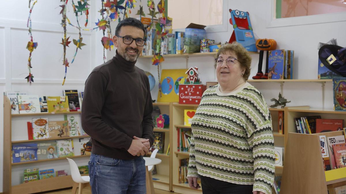 Alberto, director del centro, con Rosa, exdirectora durante muchos años, por la distinción de Vigués Distinguido al colegio