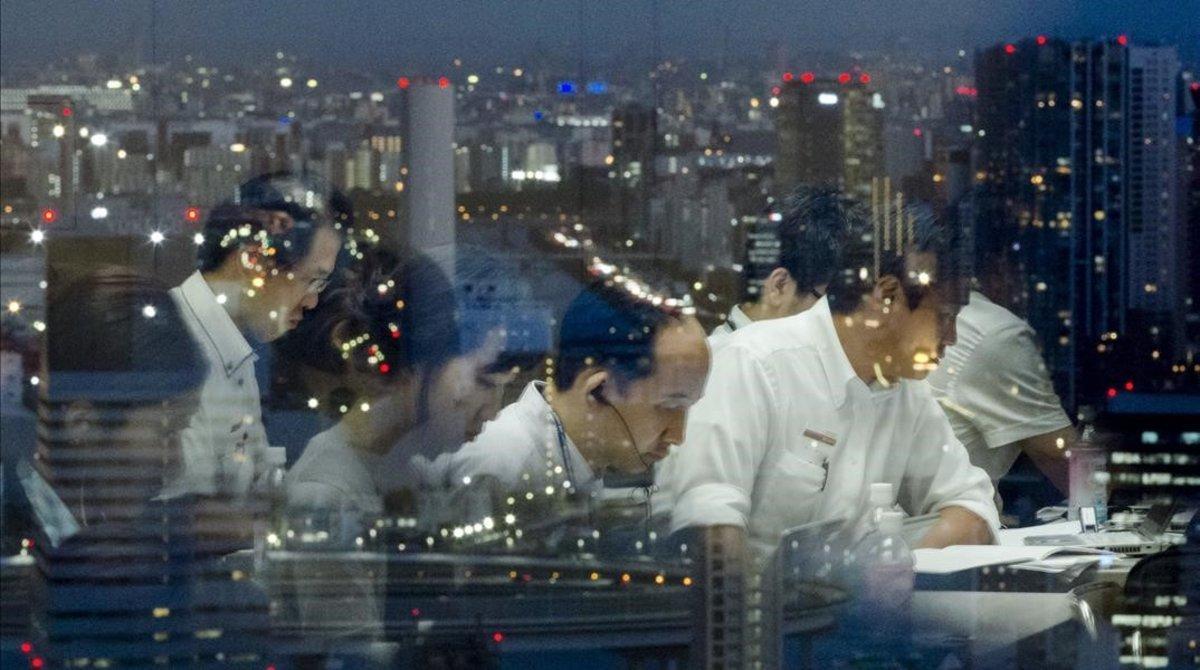 zentauroepp30480015 reporters are reflected in a window overlooking tokyo at nig181101204727