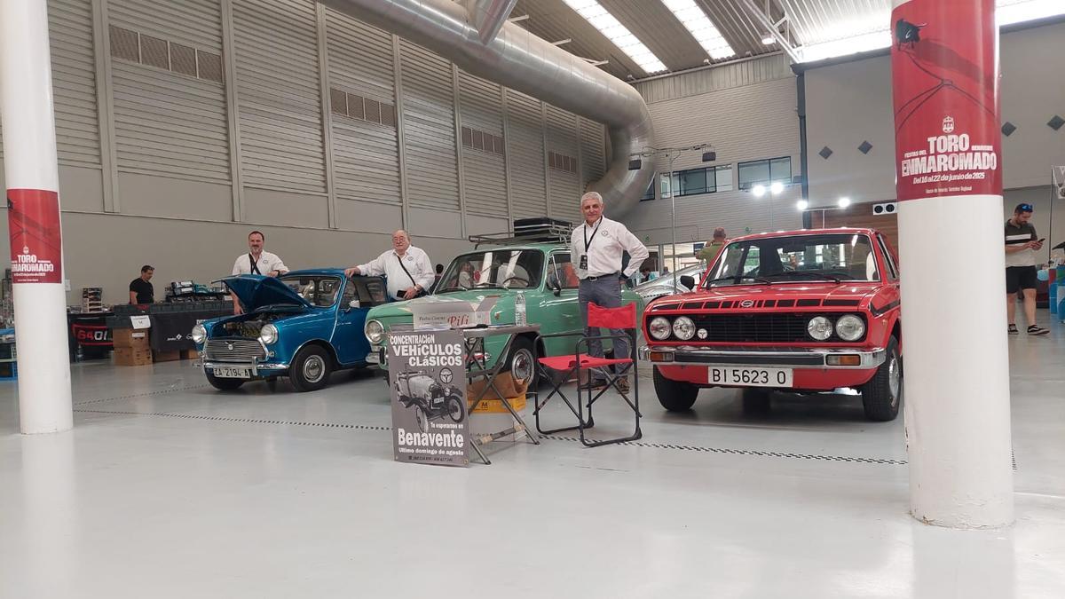 Los participantes de Coches Clásicos Benavente, en Valladolid.