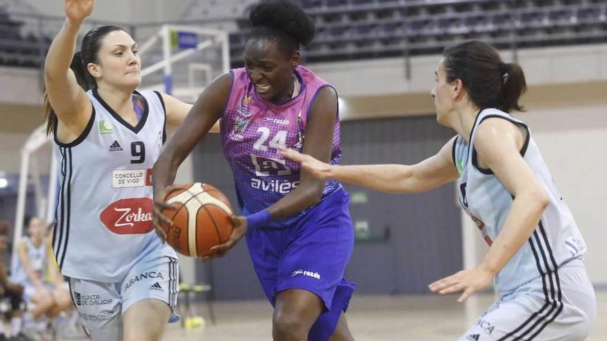 Rudianne Eduardo conduce el balón en el partido de ayer ante el Celta.