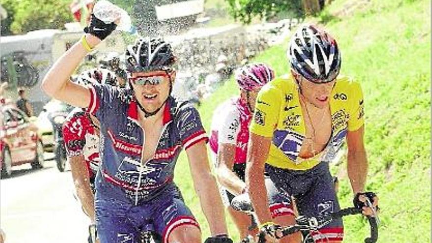 Froyd Landis, llançant-se aigua, al costat del seu compatriota Lance Armstrong en una prova