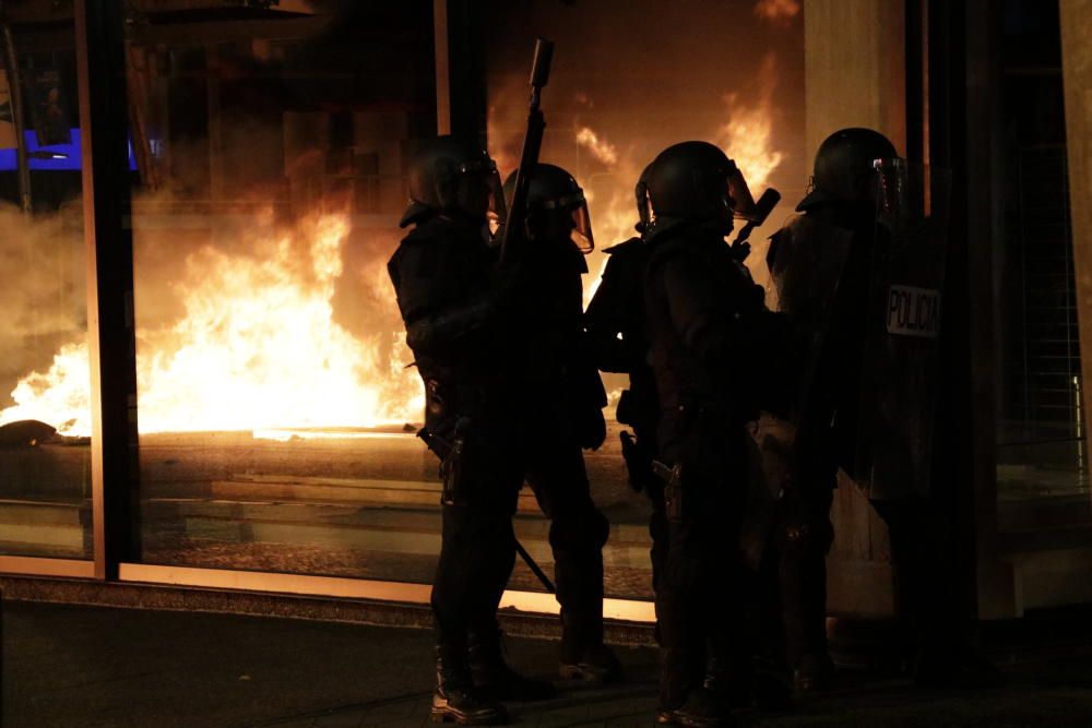 Manifestants violents cremen barricades al centre de Girona