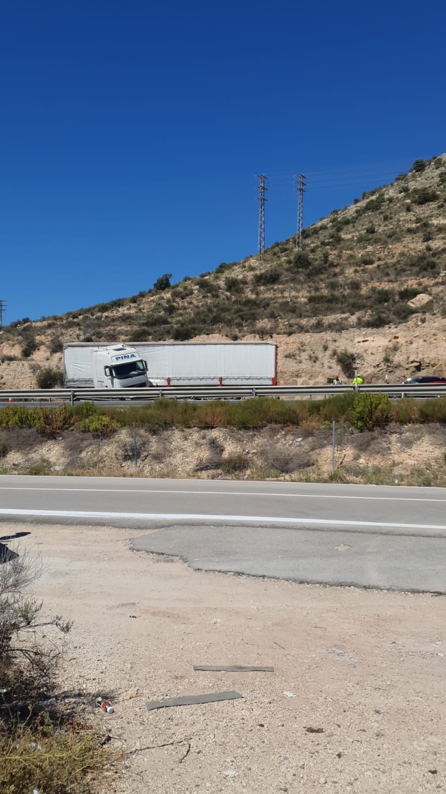 Un camión accidentado provoca 7 kilómetros de retenciones en la A-31 entre Elda y Novelda