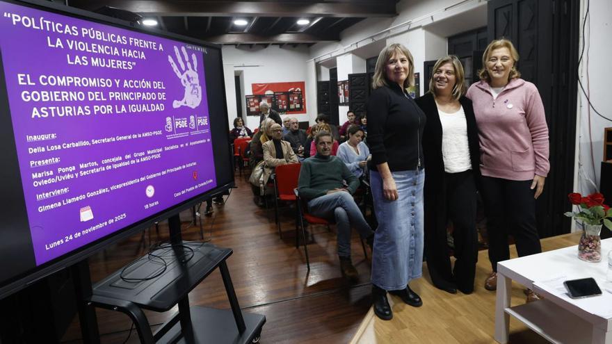 Por la izquierda, Marisa Ponga –concejala del Ayuntamiento de Oviedo y secretaria de Igualdad de la AMSO–, Gimena Llamedo y Delia Losa –secretaria general de la AMSO–, en la Casa del Pueblo de Oviedo.  | LUISMA MURIAS