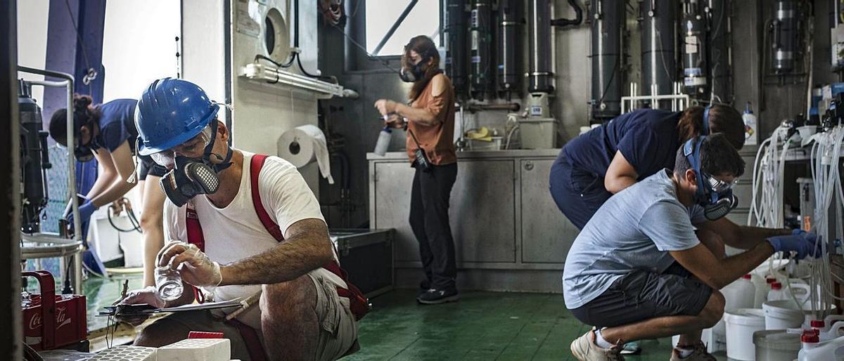 El còctel de gas i cendres del volcà de La Palma afecta les vies respiratòries