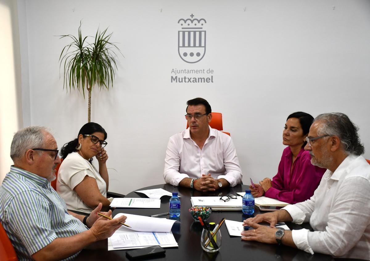 Reunión de trabajo con el alcalde y la primera teniente de alcalde de Mutxamel y representantes de la Politècnica y del aeródromo