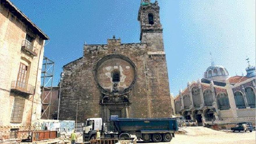 Obras de la línea 2 de metro en la plaza de Brujas con la iglesia de los Santos Juanes y el Mercado Central, al fondo.