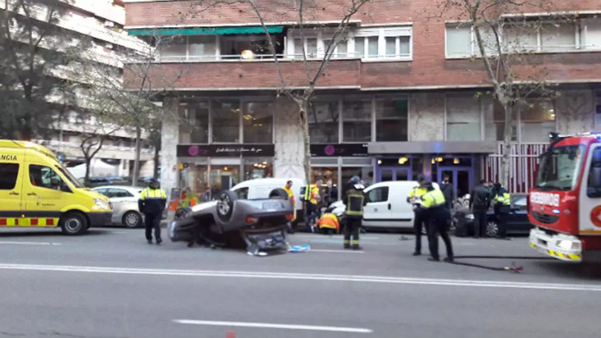 Un coche vuelca en la avenida Madrid y la conductora sale ilesa