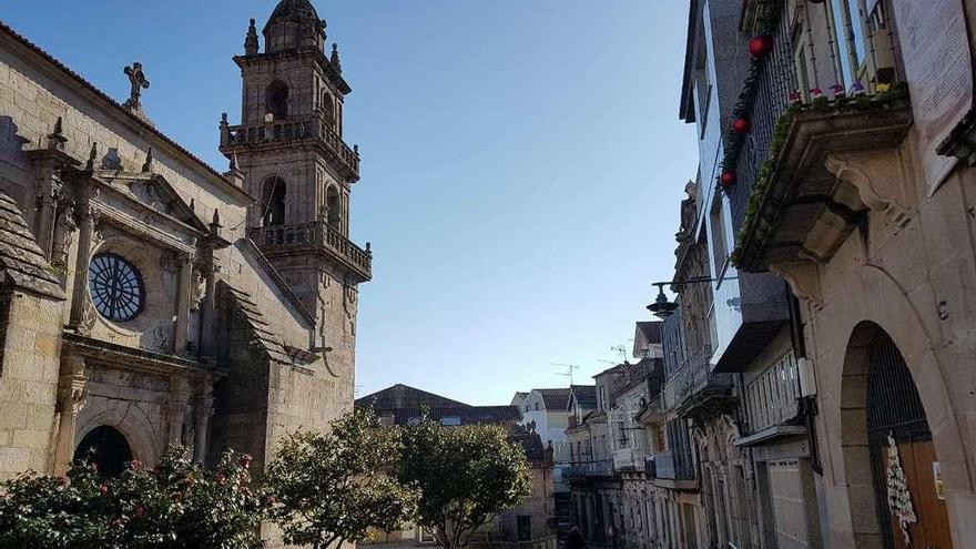 Residentes en la Rúa Real se quejan del elevado nivel de ruido del tañir de las campanas. // G.Núñez