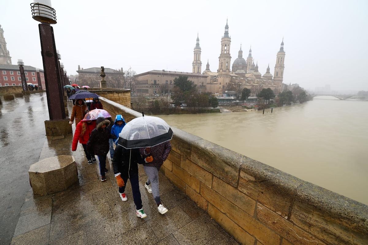En imágenes I Así pasa el Ebro por Zaragoza tras las lluvias de los últimos días