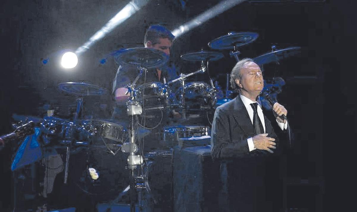 Julio Iglesias, durante un concierto en Estambul en 2015. Ahora, el cantante español más exitoso de la historia prepara una serie biográfica y protagoniza libros entre rumores sobre su salud.